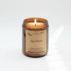 Scented candle with tobacco and vanilla