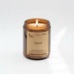 Candle with cinnamon and spice scent